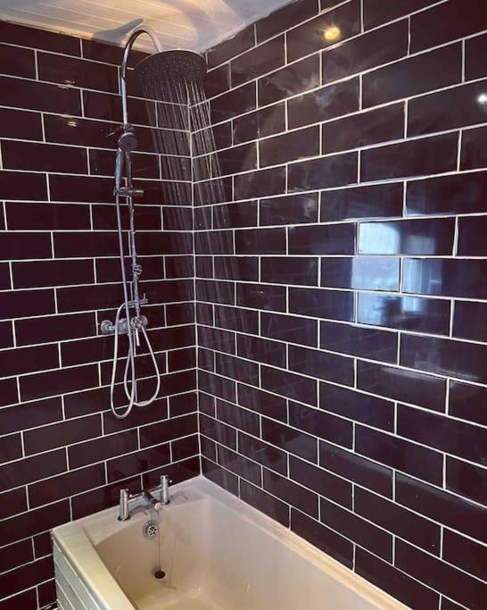 Chester/Handbridge Sleeps 9 + Netflix Hough Green Bagian luar foto