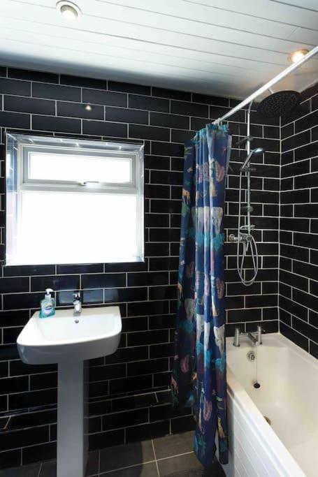 Chester/Handbridge Sleeps 9 + Netflix Hough Green Bagian luar foto